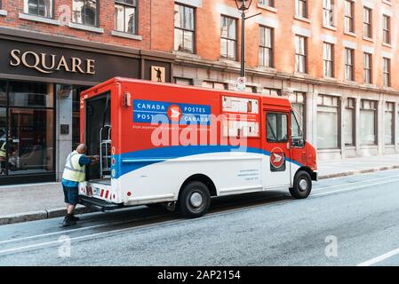 Halifax, agosto 2019: Canada Invia un camion per la consegna della posta sulla strada a Halifax. Servizio postale in Canada Foto Stock