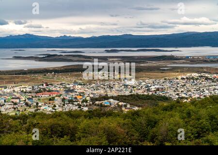 Vista in elevazione di Ushuaia il capitale di Tierra del Fuego, Antartida e Islas del Atlantico Sur Provincia, Argentina. La città con il porto Foto Stock