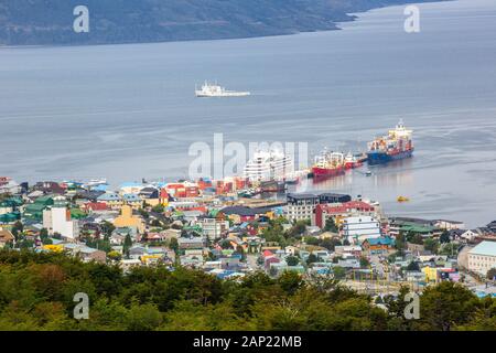 Vista in elevazione di Ushuaia il capitale di Tierra del Fuego, Antartida e Islas del Atlantico Sur Provincia, Argentina. La città con il porto Foto Stock