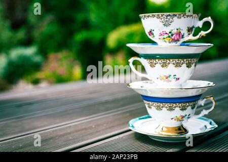 Tazza da tè con decoro floreale