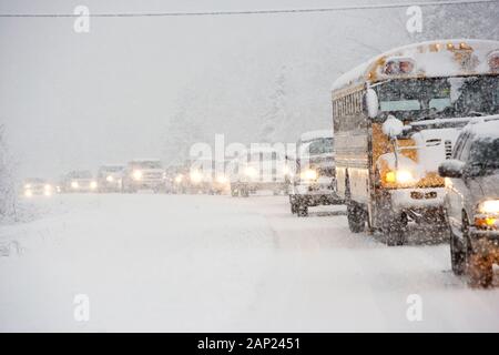 Inceppamento di traffico su un Vermont autostrada rurale durante un inverno di blizzard Foto Stock