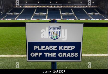West Bromwich, West Midlands, Regno Unito. Xx gen, 2020. Campionato inglese di calcio, West Bromwich Albion contro Stoke City; vista generale del si prega di mantenere spento il segno di erba accanto al passo prima della partita - rigorosamente solo uso editoriale. Nessun uso non autorizzato di audio, video, dati, calendari, club/campionato loghi o 'live' servizi. Online in corrispondenza uso limitato a 120 immagini, nessun video emulazione. Nessun uso in scommesse, giochi o un singolo giocatore/club/league pubblicazioni Credit: Azione Plus immagini di sport/Alamy Live News Foto Stock