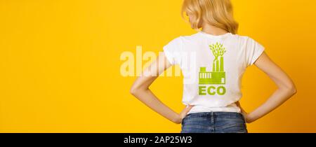 Ragazza bionda che indossa T-shirt bianco con verde Eco Print, vista posteriore Foto Stock