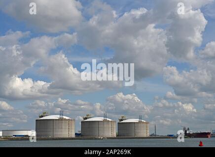 Terminale di stoccaggio del gas naturale liquefatto (GNL) nel porto di Rotterdam, noto come terminal delle porte Foto Stock