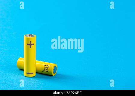 Due batterie di colore giallo su sfondo blu con posto per il testo Foto Stock