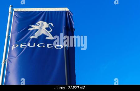 Dinslaken, Germania - 18 dicembre. 2019: isolato lettering logo bandiera francese di produttore di automobili Peugeot contro il cielo blu senza nuvole Foto Stock
