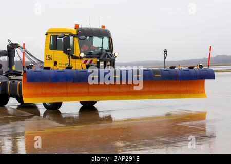 Aebi Schmidt 'Flughafen Kehrblasgerät TJS-630" beim Presse-Fototermin zum Winter-Fuhrpark des Flughafens Köln Bonn Airport. Köln, 11.12.2019 Foto Stock