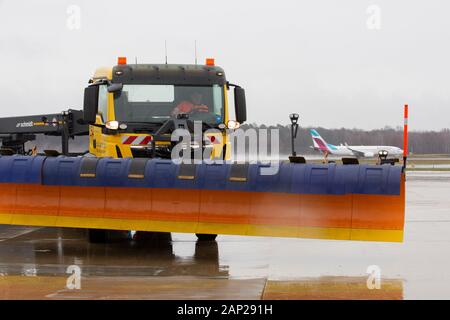 Aebi Schmidt 'Flughafen Kehrblasgerät TJS-630" beim Presse-Fototermin zum Winter-Fuhrpark des Flughafens Köln Bonn Airport. Köln, 11.12.2019 Foto Stock