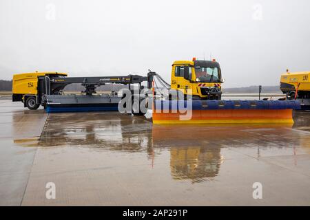 Aebi Schmidt 'Flughafen Kehrblasgerät TJS-630" beim Presse-Fototermin zum Winter-Fuhrpark des Flughafens Köln Bonn Airport. Köln, 11.12.2019 Foto Stock