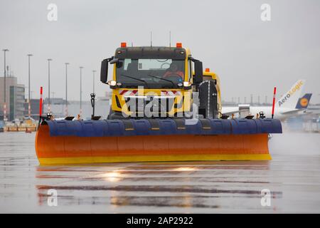 Aebi Schmidt 'Flughafen Kehrblasgerät TJS-630" beim Presse-Fototermin zum Winter-Fuhrpark des Flughafens Köln Bonn Airport. Köln, 11.12.2019 Foto Stock