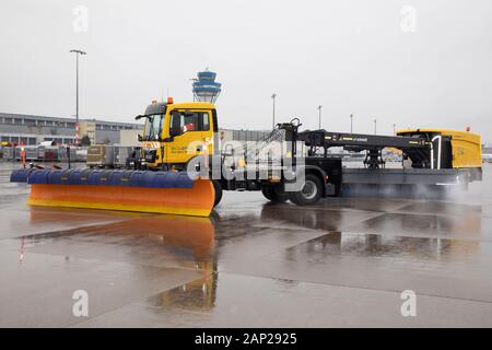 Aebi Schmidt 'Flughafen Kehrblasgerät TJS-630" beim Presse-Fototermin zum Winter-Fuhrpark des Flughafens Köln Bonn Airport. Köln, 11.12.2019 Foto Stock