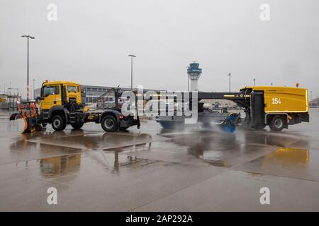 Aebi Schmidt 'Flughafen Kehrblasgerät TJS-630" beim Presse-Fototermin zum Winter-Fuhrpark des Flughafens Köln Bonn Airport. Köln, 11.12.2019 Foto Stock