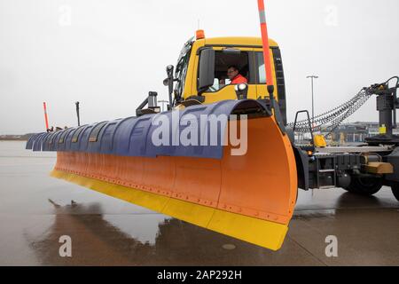 Aebi Schmidt 'Flughafen Kehrblasgerät TJS-630" beim Presse-Fototermin zum Winter-Fuhrpark des Flughafens Köln Bonn Airport. Köln, 11.12.2019 Foto Stock