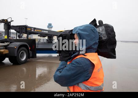 Aebi Schmidt 'Flughafen Kehrblasgerät TJS-630" beim Presse-Fototermin zum Winter-Fuhrpark des Flughafens Köln Bonn Airport. Köln, 11.12.2019 Foto Stock