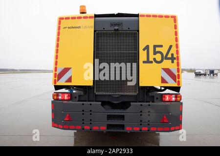 Aebi Schmidt 'Flughafen Kehrblasgerät TJS-630" beim Presse-Fototermin zum Winter-Fuhrpark des Flughafens Köln Bonn Airport. Köln, 11.12.2019 Foto Stock