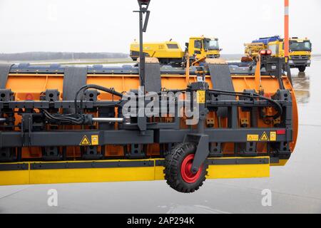 Aebi Schmidt 'Flughafen Kehrblasgerät TJS-630" beim Presse-Fototermin zum Winter-Fuhrpark des Flughafens Köln Bonn Airport. Köln, 11.12.2019 Foto Stock