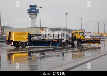 Aebi Schmidt 'Flughafen Kehrblasgerät TJS-630" beim Presse-Fototermin zum Winter-Fuhrpark des Flughafens Köln Bonn Airport. Köln, 11.12.2019 Foto Stock