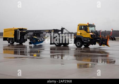 Aebi Schmidt 'Flughafen Kehrblasgerät TJS-630" beim Presse-Fototermin zum Winter-Fuhrpark des Flughafens Köln Bonn Airport. Köln, 11.12.2019 Foto Stock