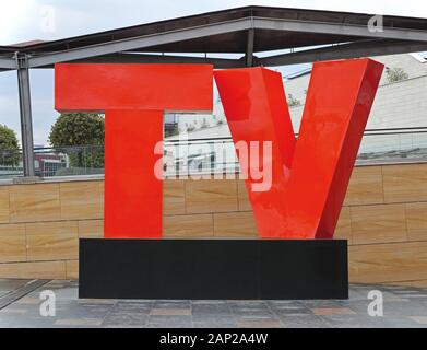 TV lettere fatte dal rosso in plastica in 3D Stand all'aperto Foto Stock