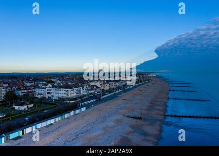 Vista aerea di Bognor Regis che guarda verso il molo e il centro della città con una suggestiva nuvola sul mare e chiare condizioni di calma sulla città. Foto Stock