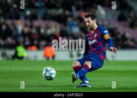 Camp Nou, Barcellona, in Catalogna, Spagna. Xix gen, 2020. La Liga Calcio, Barcellona rispetto a Granada; Leo Messi del FC Barcelona attraversa la scatola di Granada - Editoriale usare carte di credito: Azione Plus sport/Alamy Live News Foto Stock