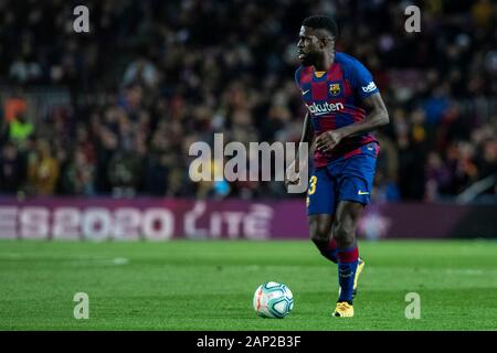 Camp Nou, Barcellona, in Catalogna, Spagna. Xix gen, 2020. La Liga Calcio, Barcellona rispetto a Granada; Umtiti di Barcellona si rompe in avanti sulla sfera - Editoriale usare carte di credito: Azione Plus sport/Alamy Live News Foto Stock