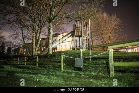 Il 20 gennaio 2020, Baden-Wuerttemberg, Schwäbisch Gmünd: la luce da un supermercato cade su un parco giochi vicino al fiume rem. Una tre-anno-vecchio ragazzo, che era stato lì a giocare a nascondino con il suo gruppo kindergarten, probabilmente annegati in rem. Foto: Christoph Schmidt/dpa Foto Stock