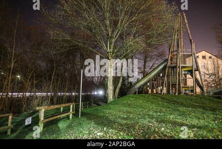 Il 20 gennaio 2020, Baden-Wuerttemberg, Schwäbisch Gmünd: la luce da un supermercato cade su un parco giochi vicino al fiume rem. Una tre-anno-vecchio ragazzo, che era stato lì a giocare a nascondino con il suo gruppo kindergarten, probabilmente annegati in rem. Foto: Christoph Schmidt/dpa Foto Stock