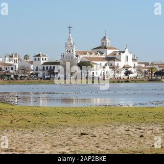 El Rocio chiesa, Eremo della Vergine di El Rocio, a Marismas del parco nazionale di Doñana in Andalusia, Spagna, Europa Foto Stock