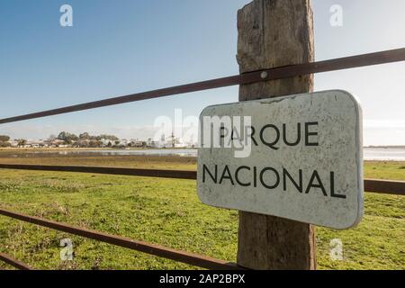 Segno Parque National, marismas National Park Doñana, El Rocio villaggio sullo sfondo, Andalusia, Spagna, Europa Foto Stock