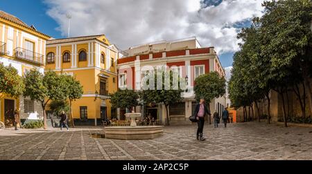 Siviglia Spagna. Piccola piazza nel quartiere Santa Cruz. Andalusia, Spagna. Foto Stock