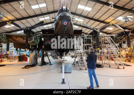 Lincolnshire Aviation Heritage Center interior con il Lancaster Bomber 'Just Jane', un aereo della seconda guerra mondiale nel museo, East Kirkby, Lincolnshire Foto Stock