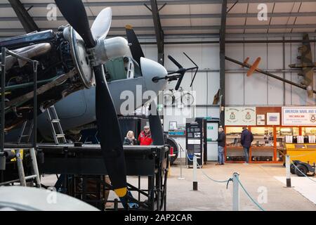 Lincolnshire Aviation Heritage Center; Visitatori all'interno del museo ithe, East Kirkby, Lincolnshire Foto Stock