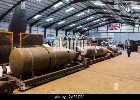 I visitatori imparano a conoscere la Seconda guerra mondiale; il Lincolnshire Aviation Heritage Centre Museum, East Kirkby Lincolnshire UK Foto Stock