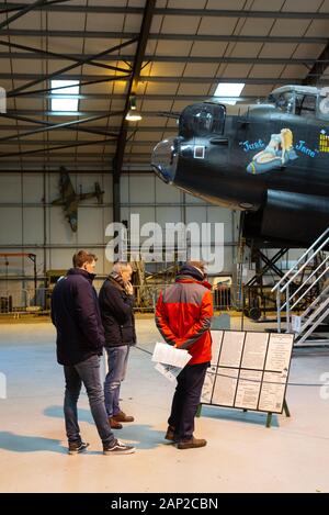 Lincolnshire Aviation Heritage Center; Visitatori all'interno del museo ithe, East Kirkby, Lincolnshire Foto Stock