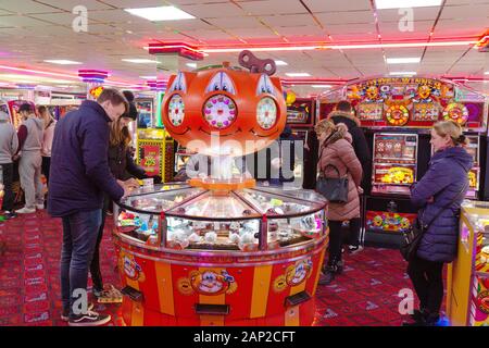 Giochi arcade UK - persone che giocano sulla moneta o slot machine nella galleria di divertimenti, Skegness Lincolnshire UK Foto Stock