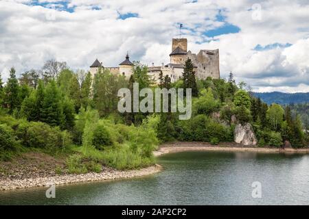 Il castello di Niedzica - una fortezza medievale che si trova sulla riva destra del Lago Czorsztyn nel villaggio Niedzica, noto anche come Castello Dunajec Foto Stock