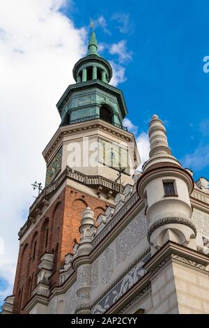 Il municipio con una guglia alta nella città di Poznan. Polonia Foto Stock