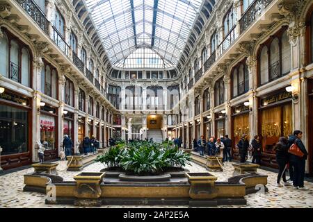 Vista della storica galleria commerciale Galleria Subalpina nel centro di Torino, con negozi, cinema e caffè, Piemonte, Italia Foto Stock