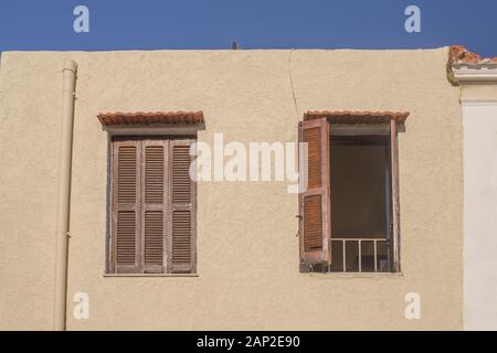 Due finestre in un edificio di colore giallo. Rhodes, Grecia Foto Stock