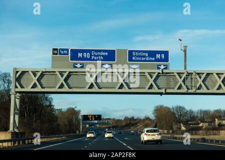 Traffico autostradale in direzione, Dundee, Perth, M90 in Scozia, Regno Unito Foto Stock