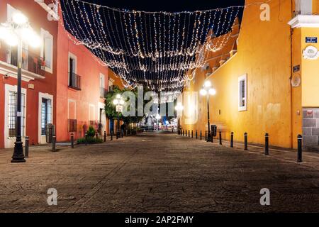 Puebla de Zaragoza, Messico, 15 Ottobre 2018 - Calle 8 Norte street della città di Puebla con decorazione di luce senza auto e persone a notte Foto Stock