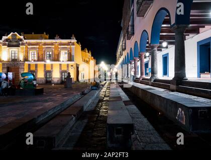 Puebla de Zaragoza, Messico, 15 Ottobre 2018 - Piazza del Teatro Principal con portico della Secretaria de Salud del Estado de Puebla di notte Foto Stock