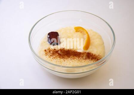 Budino di riso, dolce tipico in Spagna su uno sfondo bianco Foto Stock