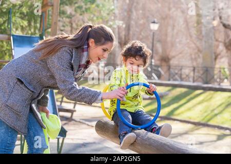 Madre e figlio che si divertono su un mare Foto Stock