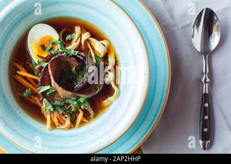 Ora Pranzo. Zuppa di noodle isolata sulla vista dall'alto del tavolo Foto Stock