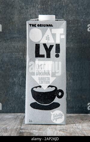 La bevanda originale al latte vegano Oatly, edizione barista in cartone su sfondo scuro. Solo per uso editoriale Foto Stock