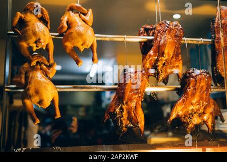 Arrosto di anatre nella finestra di negozi per la vendita al mercato in Thailandia. Foto Stock