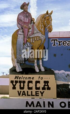 Tabellone stradale accoglie i visitatori a Yucca Valley, California Foto Stock