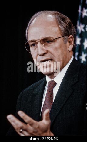 Arlington, Virginia. 1989 Richard Cheney la Sec. di Def. fornisce informazioni ai giornalisti al Pentagono Credito: Mark Reinstein Foto Stock